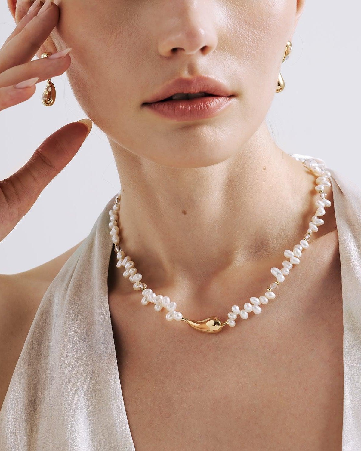 Elegant Pearl Necklace in Classic Design 1