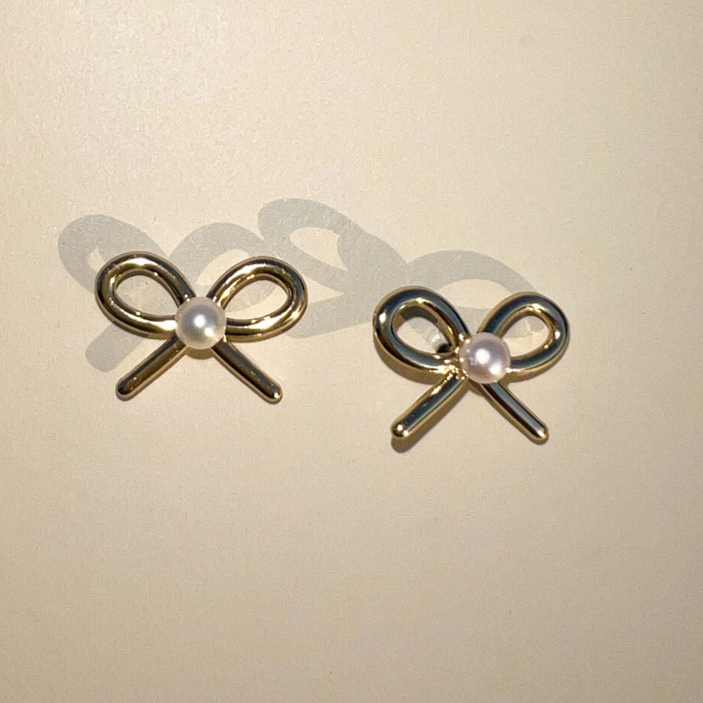 Pearl Bow Stud Earrings in Elegant Design