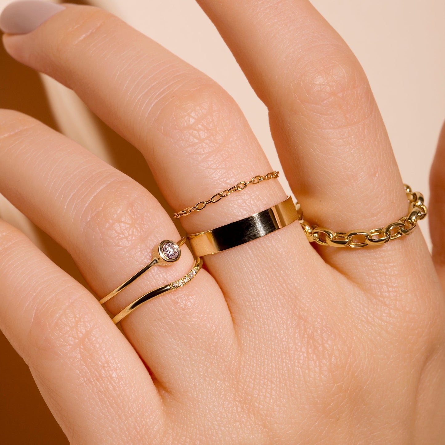 Curved Gold Band Ring for Elegant Style